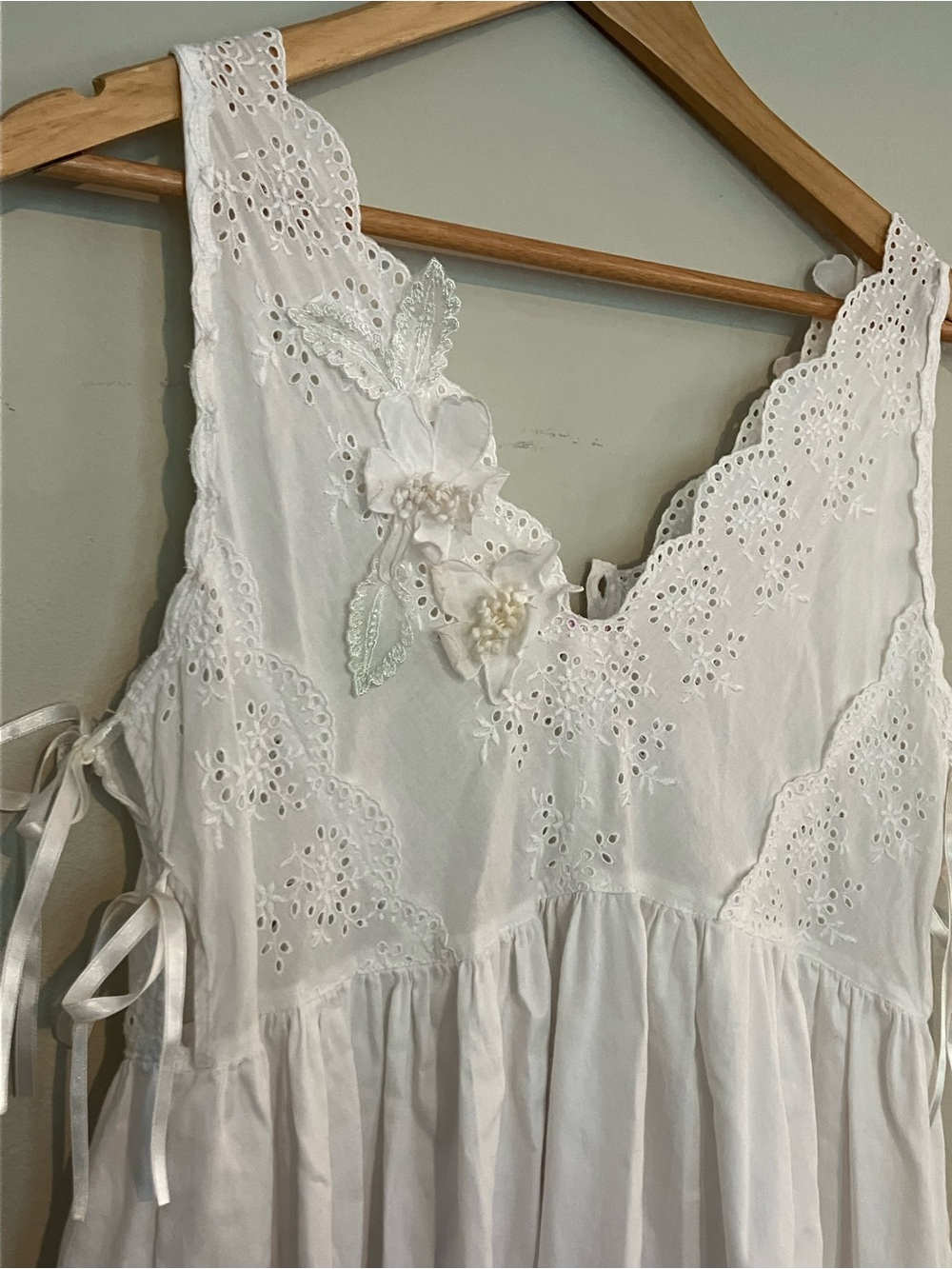 Vintage Cinzia Linea Intima Rosettes Embellished White Nightgown Side Ties - Picture 5 of 7
